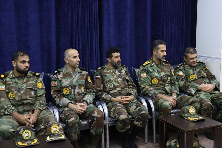 دیدار فرمانده و کادر قرارگاه منطقه ای ارتش با نماینده ولی فقیه در خوزستان