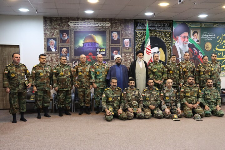 دیدار فرمانده و کادر قرارگاه منطقه ای ارتش با نماینده ولی فقیه در خوزستان