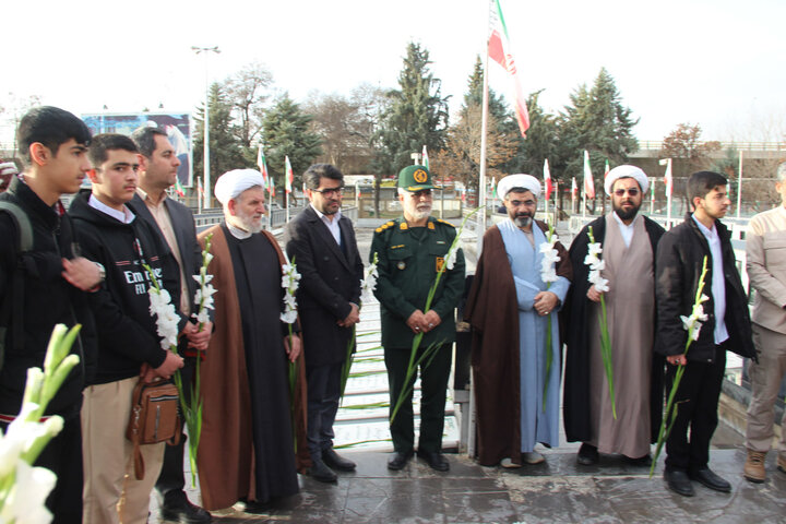 تصاویر /تجدید میثاق امام جمعه قزوین ،مدیر حوزه علمیه ،اساتید وطلاب با شهدا