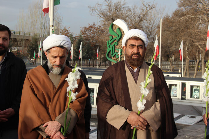 تصاویر /تجدید میثاق امام جمعه قزوین ،مدیر حوزه علمیه ،اساتید وطلاب با شهدا