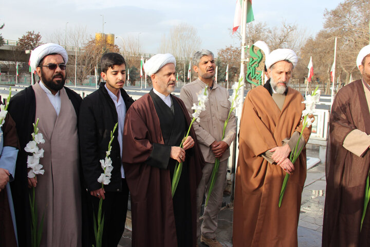 تصاویر /تجدید میثاق امام جمعه قزوین ،مدیر حوزه علمیه ،اساتید وطلاب با شهدا