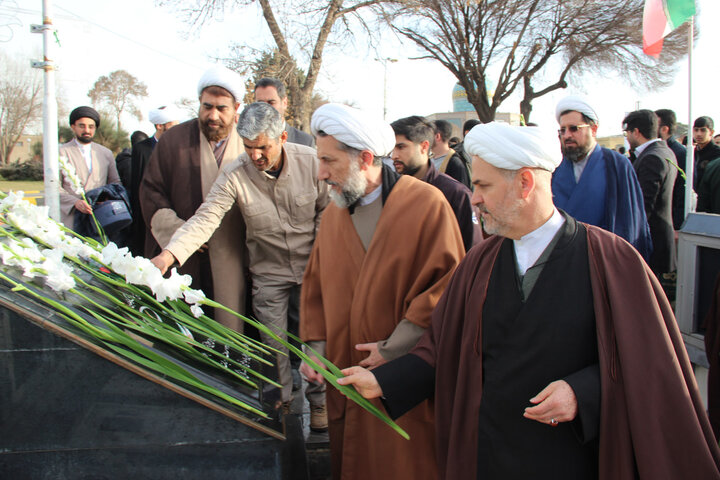 تصاویر /تجدید میثاق امام جمعه قزوین ،مدیر حوزه علمیه ،اساتید وطلاب با شهدا