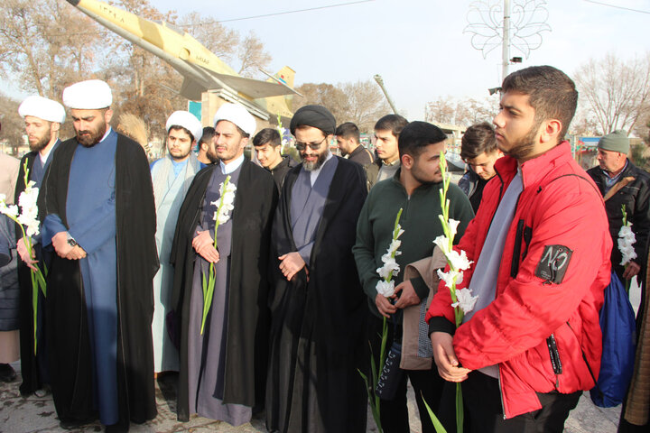 تصاویر /تجدید میثاق امام جمعه قزوین ،مدیر حوزه علمیه ،اساتید وطلاب با شهدا