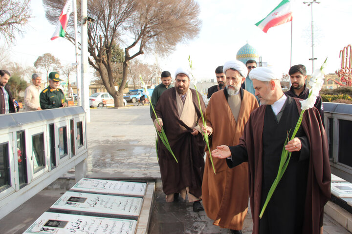 تصاویر /تجدید میثاق امام جمعه قزوین ،مدیر حوزه علمیه ،اساتید وطلاب با شهدا