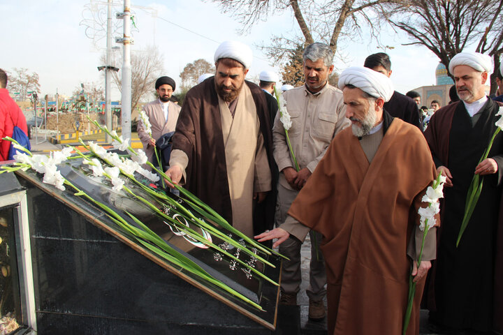 تصاویر /تجدید میثاق امام جمعه قزوین ،مدیر حوزه علمیه ،اساتید وطلاب با شهدا