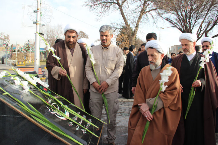 تصاویر /تجدید میثاق امام جمعه قزوین ،مدیر حوزه علمیه ،اساتید وطلاب با شهدا