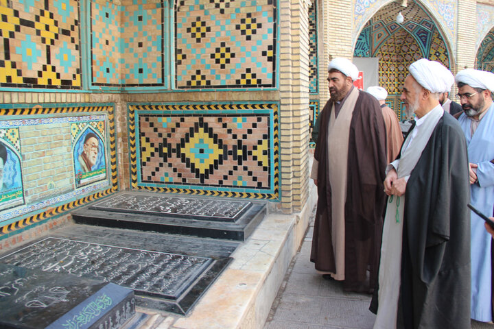 تصاویر /تجدید میثاق امام جمعه قزوین ،مدیر حوزه علمیه ،اساتید وطلاب با شهدا