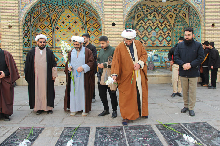 تصاویر /تجدید میثاق امام جمعه قزوین ،مدیر حوزه علمیه ،اساتید وطلاب با شهدا