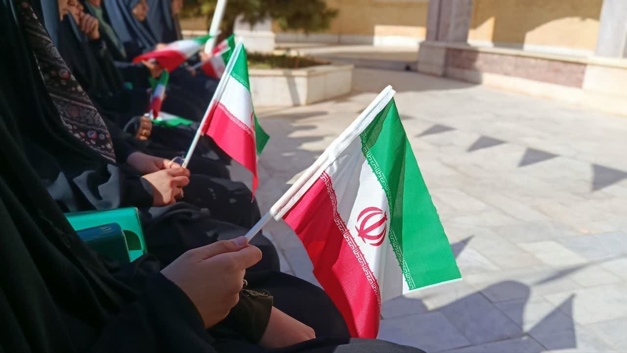 تصاویر/ نواختن زنگ انقلاب در مدرسه علمیه حضرت زینب(س) کرمان