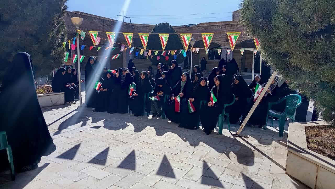 تصاویر/ نواختن زنگ انقلاب در مدرسه علمیه حضرت زینب(س) کرمان