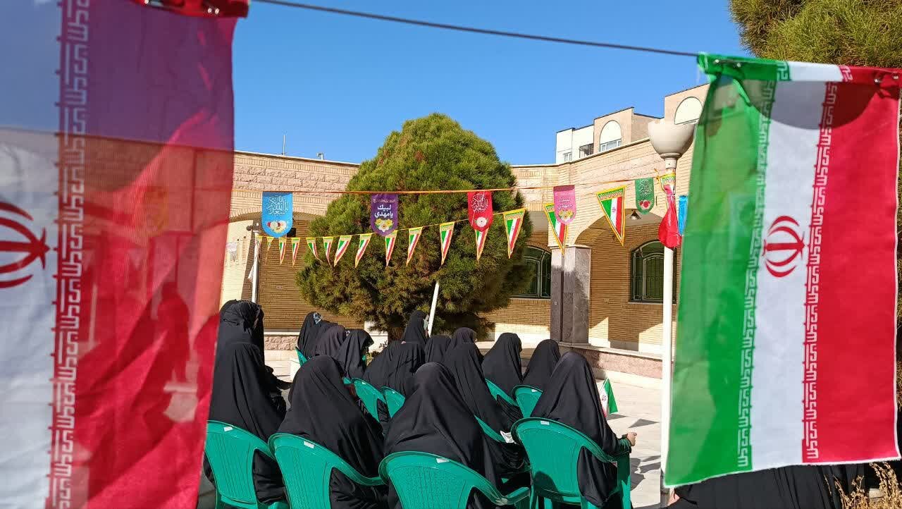 تصاویر/ نواختن زنگ انقلاب در مدرسه علمیه حضرت زینب(س) کرمان