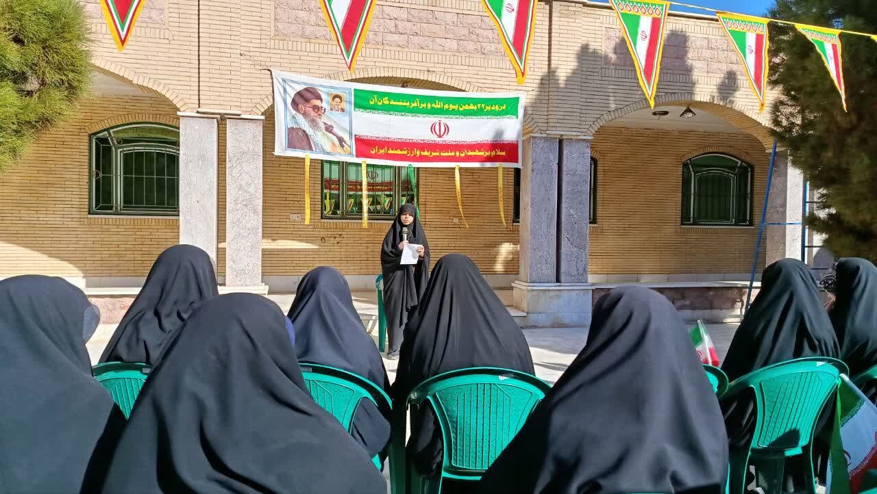 تصاویر/ نواختن زنگ انقلاب در مدرسه علمیه حضرت زینب(س) کرمان
