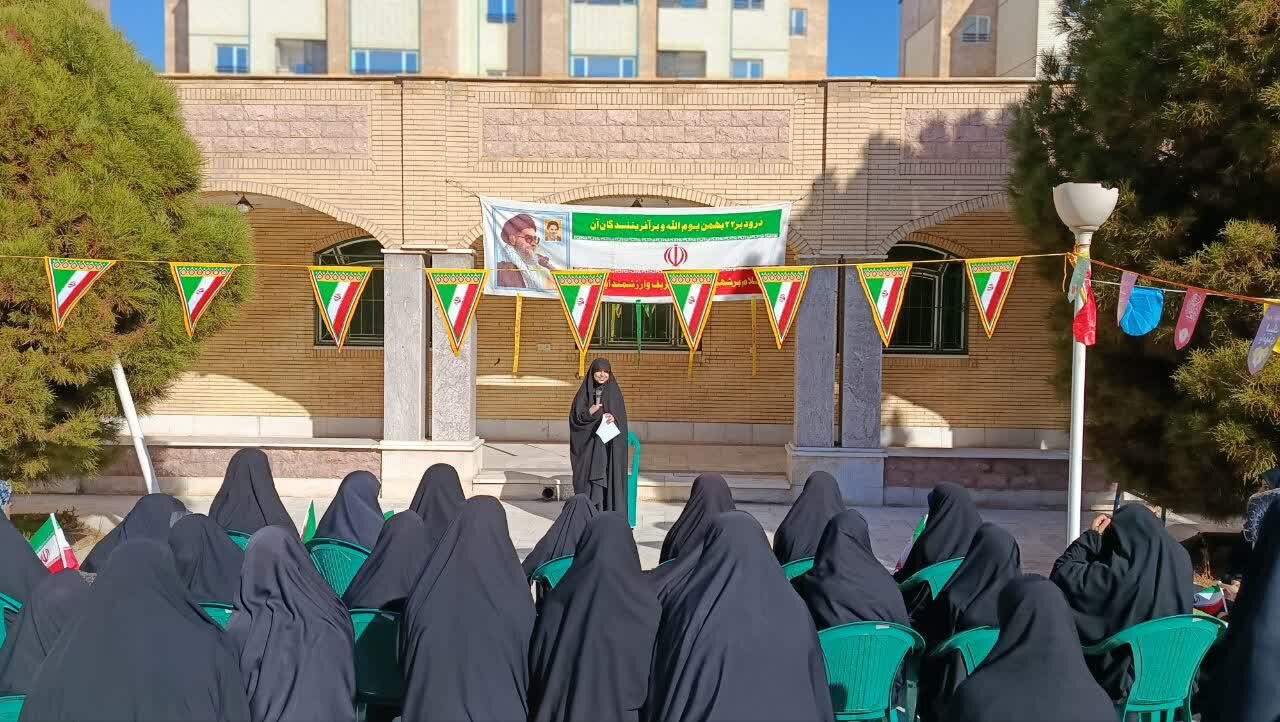 مراسم زنگ انقلاب در مدرسه علمیه حضرت زینب(س) کرمان+تصاویر