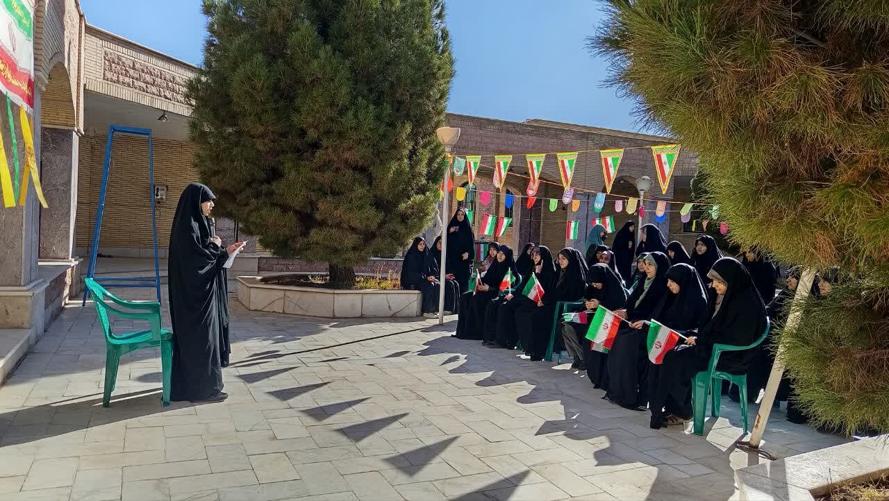 تصاویر/ نواختن زنگ انقلاب در مدرسه علمیه حضرت زینب(س) کرمان