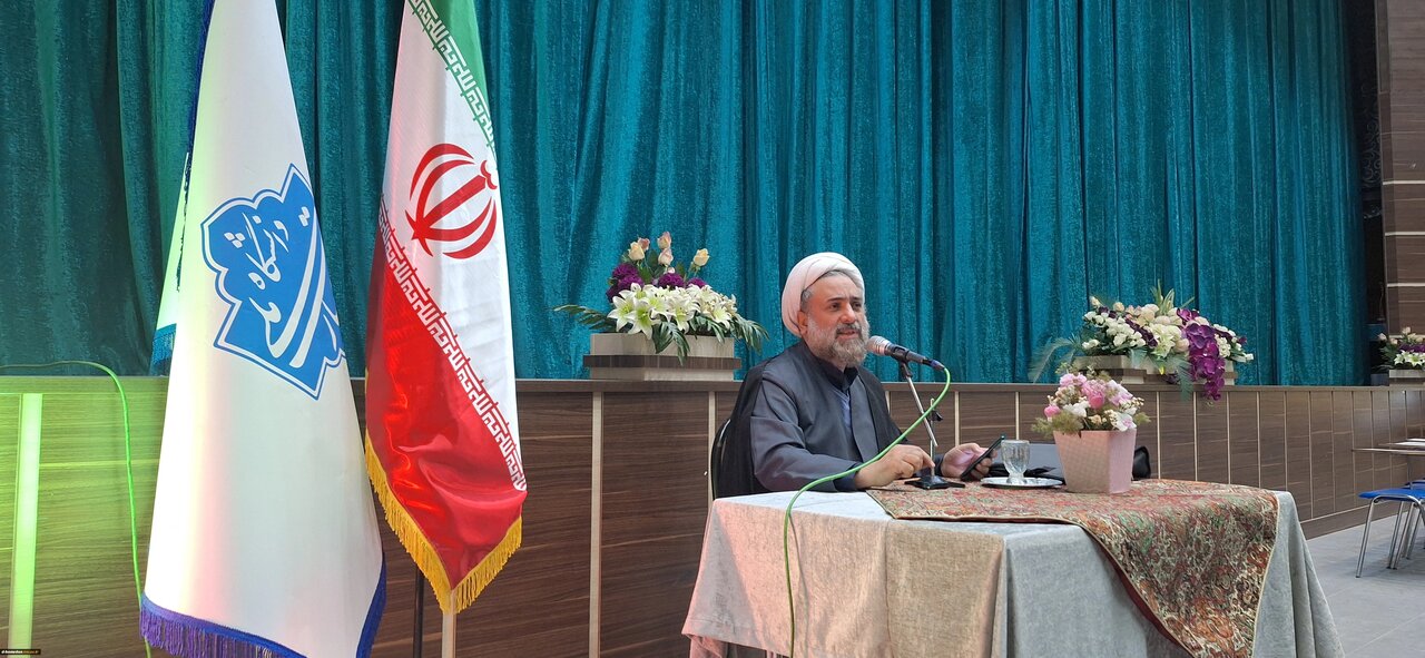 حجاب چتر حمایتی شریعت برای حفظ کرامت زن است حجاب چتر حمایتی شریعت برای حفظ کرامت زن است