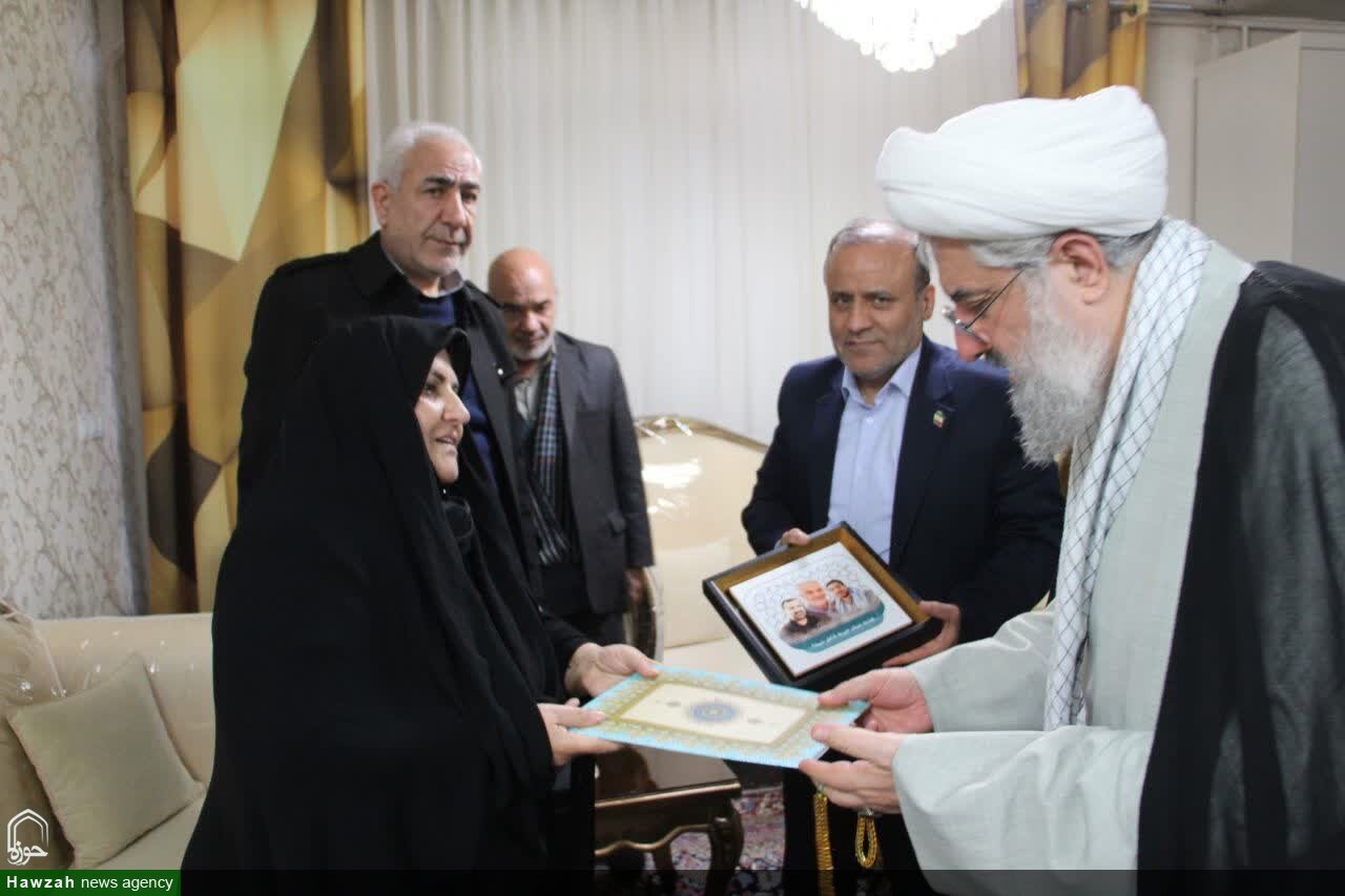 تکریم خانواده‌های شهدا، تکریم آرمان‌های انقلاب است+تصاویر
