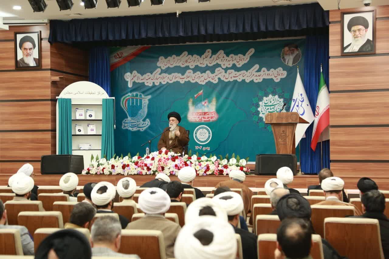 در جنگ تحمیلی ۱۲ روزه و حوادث اخیر نقش مدیریت فقیه در جامعه اسلامی نمایان شد