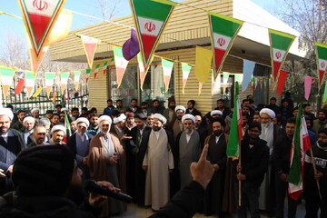تصاویر |نواختن زنگ انقلاب در جامعه المصطفی اصفهان
