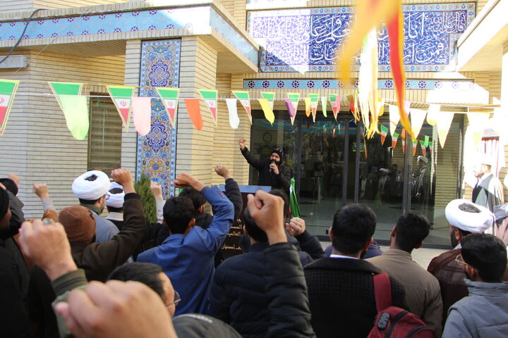 تصاویر |نواختن زنگ انقلاب در جامعه المصطفی اصفهان