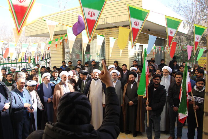 تصاویر |نواختن زنگ انقلاب در جامعه المصطفی اصفهان