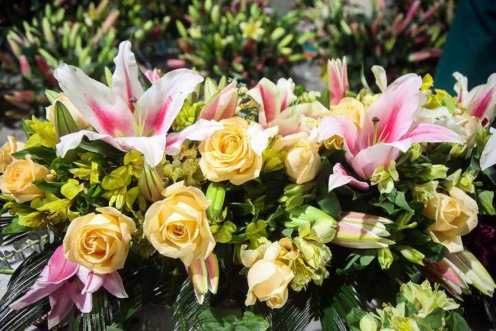 ضریح مطهر حرم حضرت معصومه (س) در آستانه نیمه شعبان غرق گل شد