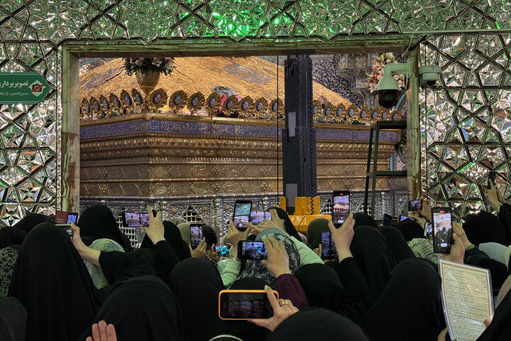 ضریح مطهر حرم حضرت معصومه (س) در آستانه نیمه شعبان غرق گل شد