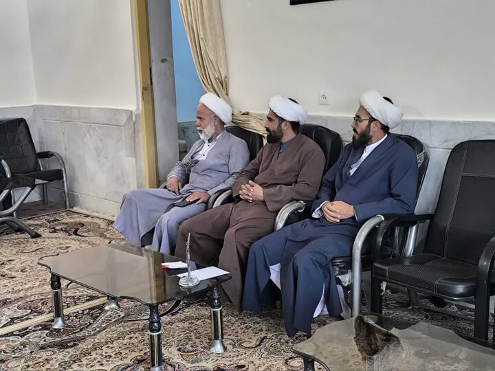 حضور مدیر حوزه علمیه کرمان در مدرسه علمیه امام صادق(ع) جیرفت
