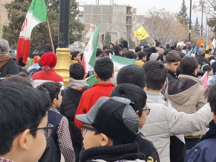 تصاویر/راهپیمایی بزرگ دانش آموزی به مناسبت دهه فجر درکاشان