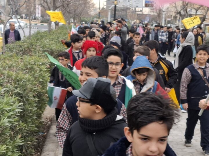 تصاویر/راهپیمایی بزرگ دانش آموزی به مناسبت دهه فجر درکاشان