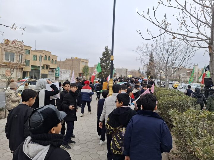 تصاویر/راهپیمایی بزرگ دانش آموزی به مناسبت دهه فجر درکاشان
