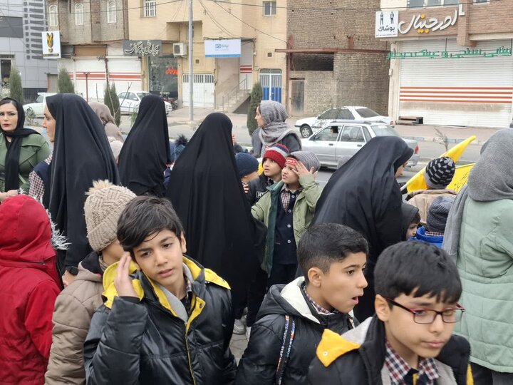 تصاویر/راهپیمایی بزرگ دانش آموزی به مناسبت دهه فجر درکاشان