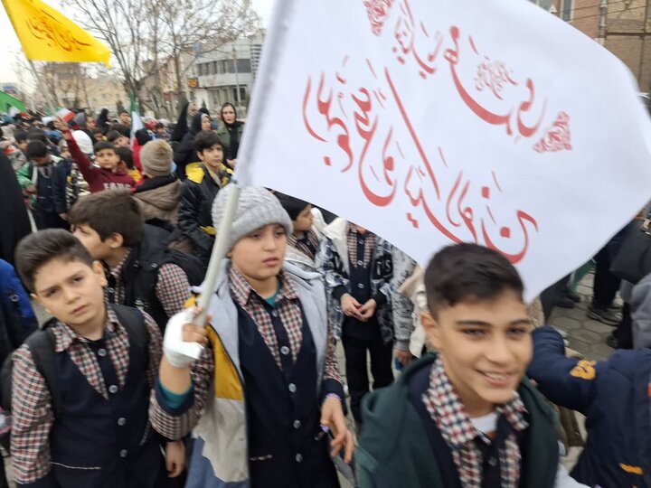 تصاویر/راهپیمایی بزرگ دانش آموزی به مناسبت دهه فجر درکاشان