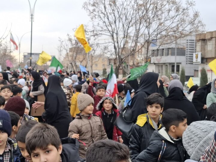 تصاویر/راهپیمایی بزرگ دانش آموزی به مناسبت دهه فجر درکاشان