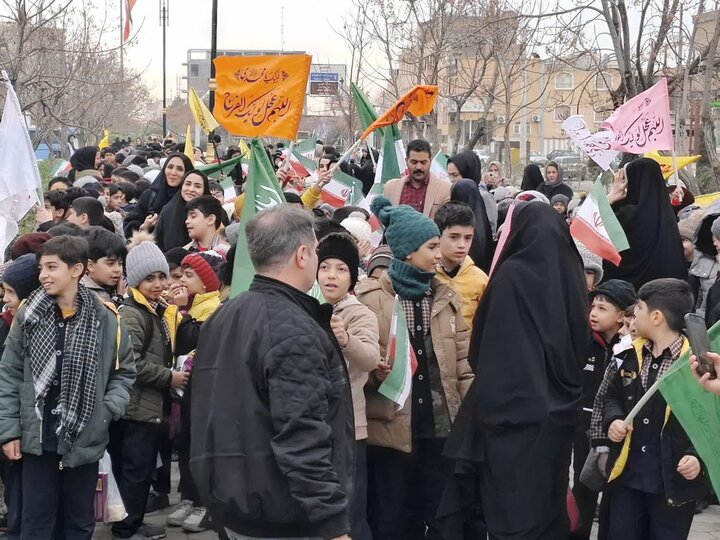 تصاویر/راهپیمایی بزرگ دانش آموزی به مناسبت دهه فجر درکاشان