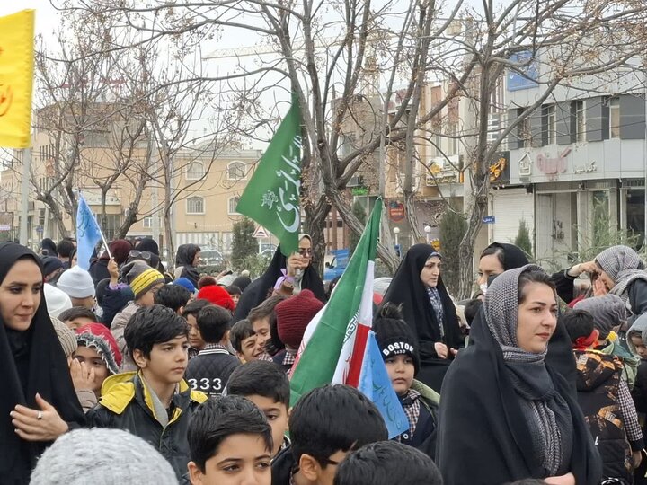 تصاویر/راهپیمایی بزرگ دانش آموزی به مناسبت دهه فجر درکاشان