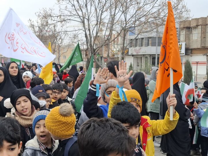 تصاویر/راهپیمایی بزرگ دانش آموزی به مناسبت دهه فجر درکاشان