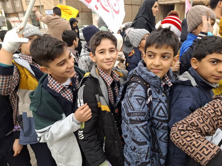 تصاویر/راهپیمایی بزرگ دانش آموزی به مناسبت دهه فجر درکاشان