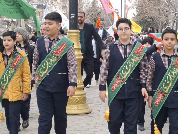 تصاویر/راهپیمایی بزرگ دانش آموزی به مناسبت دهه فجر درکاشان
