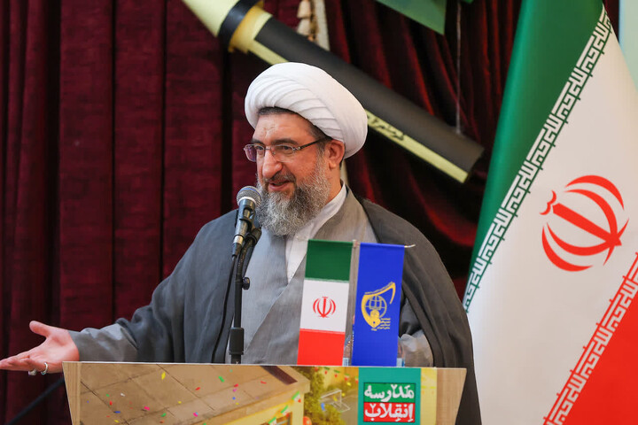 تصاویر|  آئین افتتاح نمایشگاه "مدرسه انقلاب" در دبیرستان دوره دوم متوسطه زهرا مردانی آذر تبریز