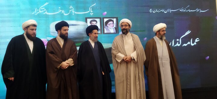 تصاویر/ مراسم عمامه گذاری طلاب مدرسه علمیه امام حسین(ع)