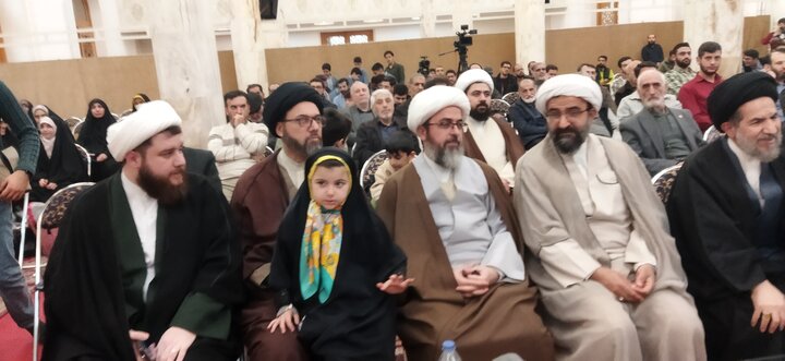 تصاویر/ مراسم عمامه گذاری طلاب مدرسه علمیه امام حسین(ع)