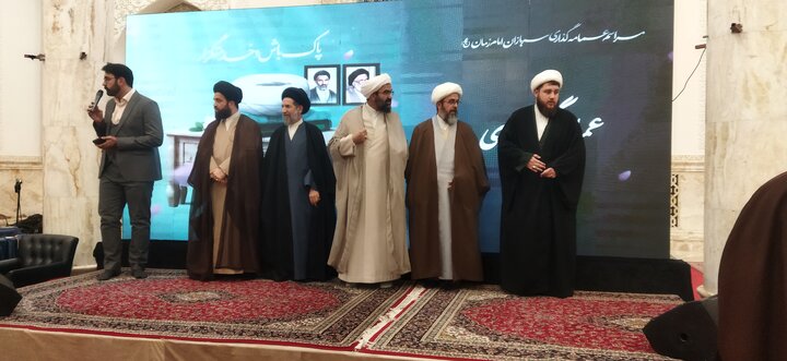 تصاویر/ مراسم عمامه گذاری طلاب مدرسه علمیه امام حسین(ع)