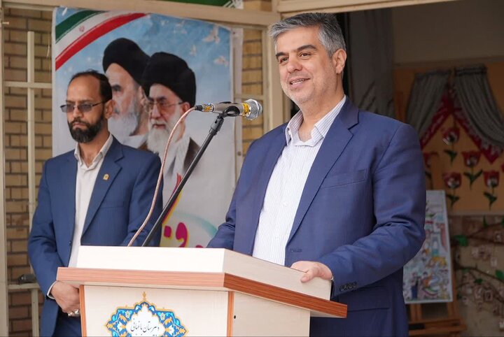 تصاویر/حضور استاندار مرکزی در جشن انقلاب دانش‌آموزان در ساوه