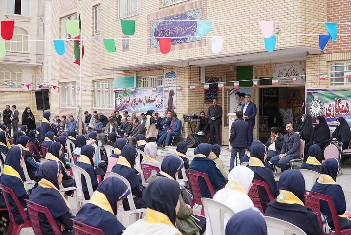 تصاویر/حضور استاندار مرکزی در جشن انقلاب دانش‌آموزان در ساوه