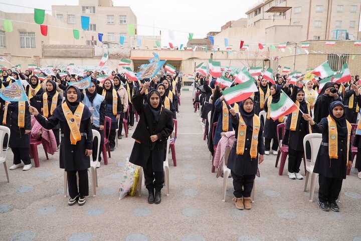 تصاویر/حضور استاندار مرکزی در جشن انقلاب دانش‌آموزان در ساوه