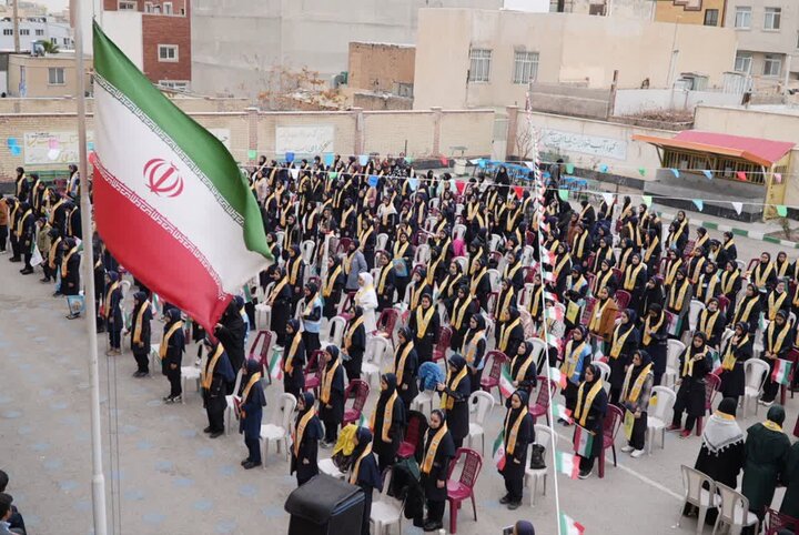 تصاویر/حضور استاندار مرکزی در جشن انقلاب دانش‌آموزان در ساوه