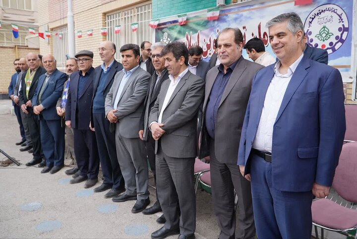 تصاویر/حضور استاندار مرکزی در جشن انقلاب دانش‌آموزان در ساوه