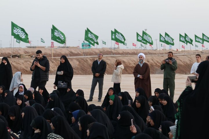 تصاویر/ بازدید طلاب حوزه علمیه خواهران از منطقه عملیاتی شلمچه با روایتگری حاج حسین یکتا