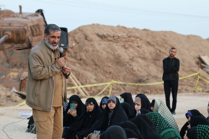 تصاویر/ بازدید طلاب حوزه علمیه خواهران از منطقه عملیاتی شلمچه با روایتگری حاج حسین یکتا