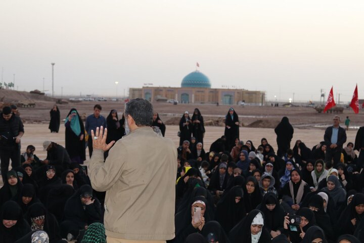 تصاویر/ بازدید طلاب حوزه علمیه خواهران از منطقه عملیاتی شلمچه با روایتگری حاج حسین یکتا